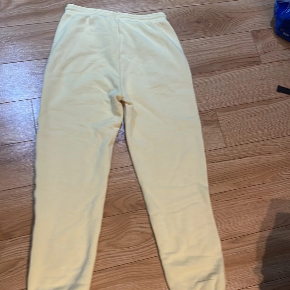 67% recycled material. Light yellow sweat pants, H&M divided. - Picture 2 of 5